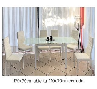 Mesa con cristal extensible y 6 sillas polipiel