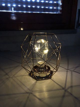 lampada da tavolo stile geometrico