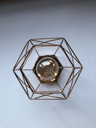 lampada da tavolo stile geometrico