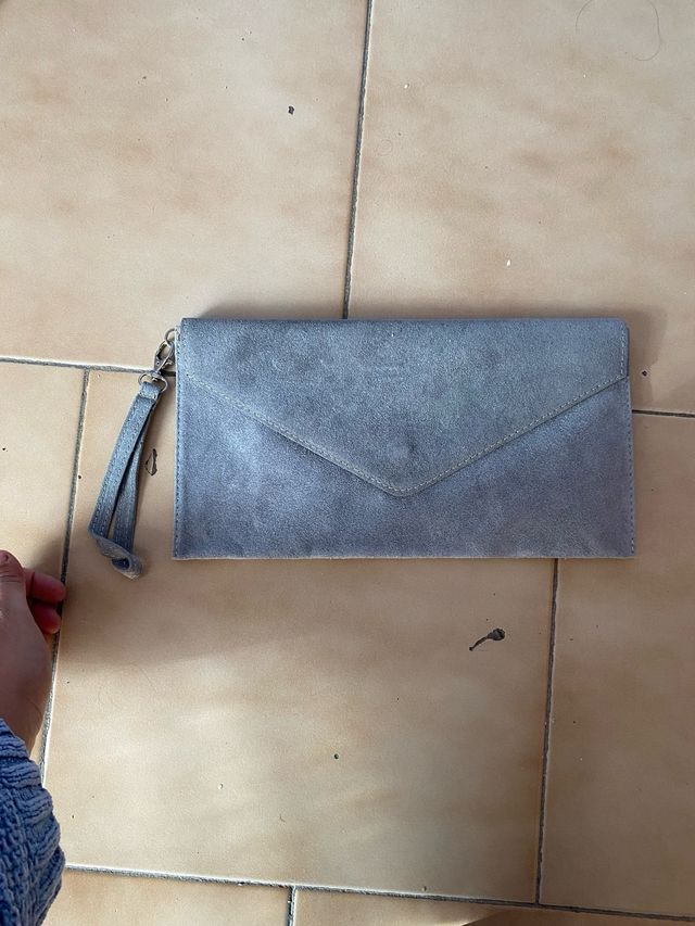 Pochette in camoscio grigio