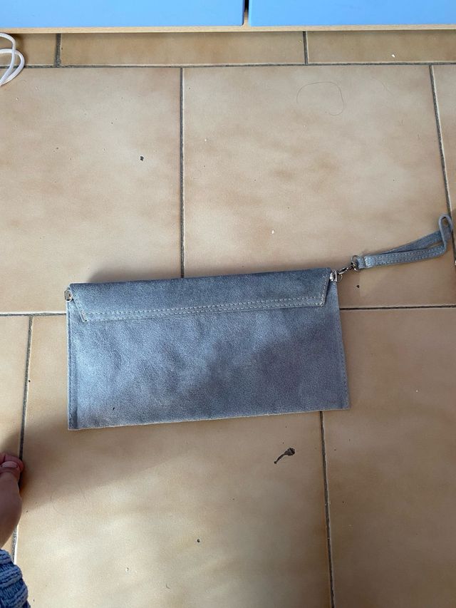 Pochette in camoscio grigio
