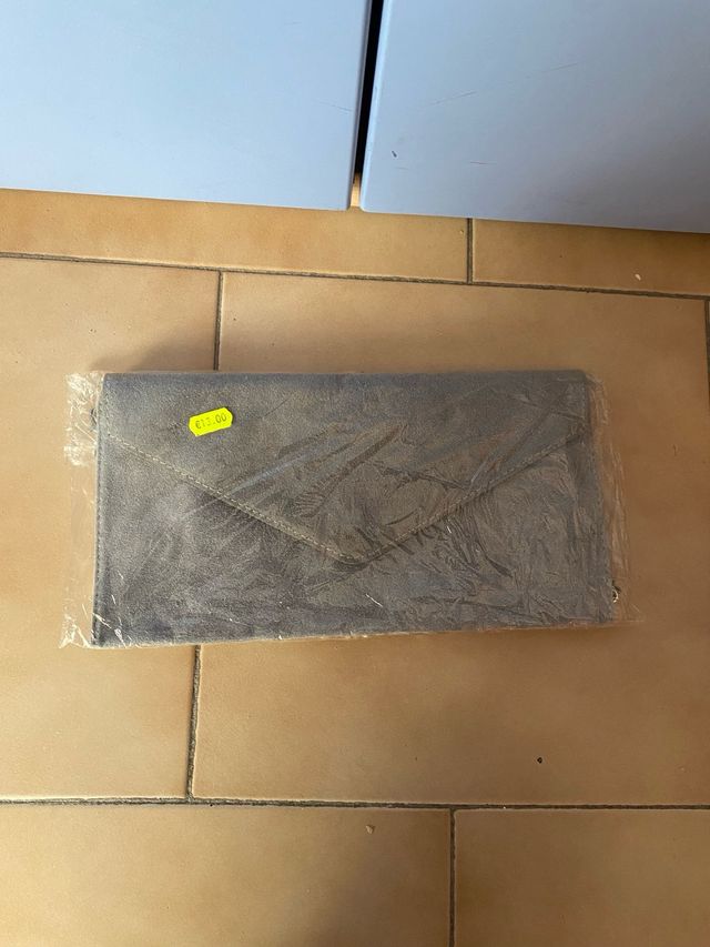 Pochette in camoscio grigio