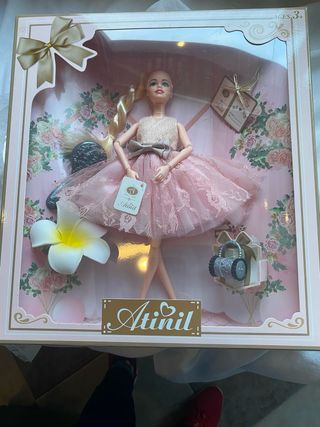 Boneca com acessórios para criança + 3anos