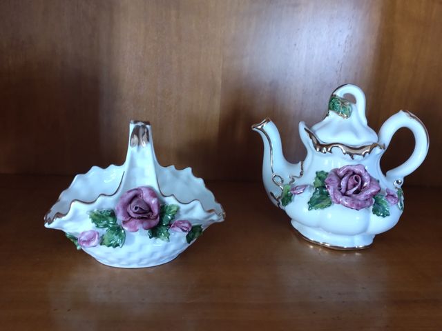 Dos piezas de porcelana con relieve