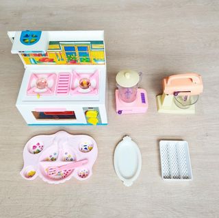 Cocinita de juguete y algunos cacharrito