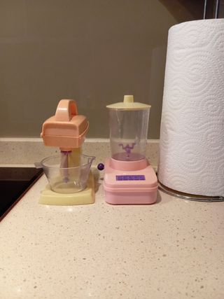 Cocinita de juguete y algunos cacharrito