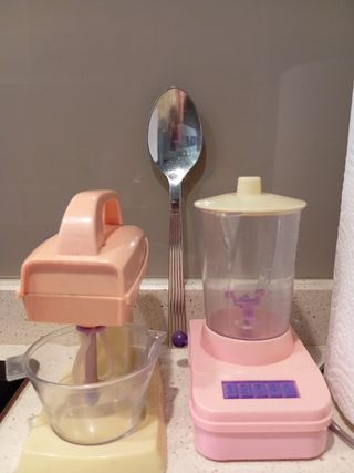 Cocinita de juguete y algunos cacharrito