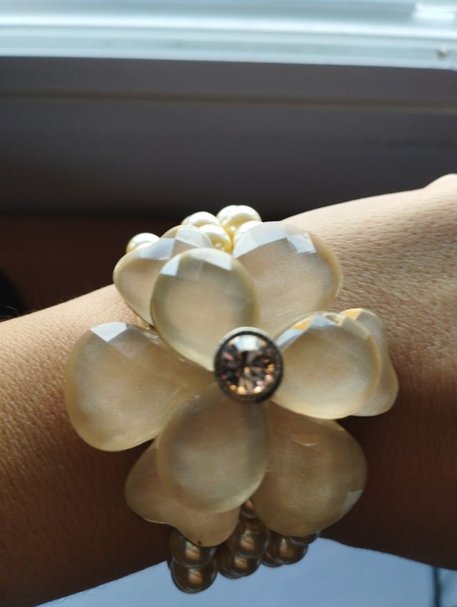 Pulsera de perlas con una rosa