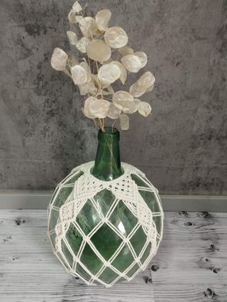 Tapices de macramé, damajuanas, tapices