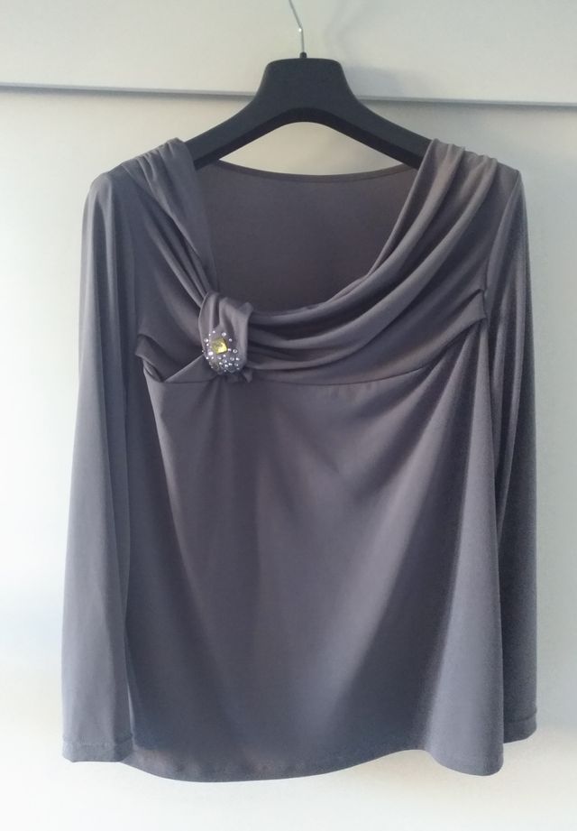 maglia grigia con strass