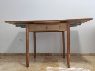 Mesa de madera plegable.