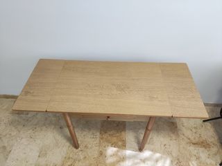 Mesa de madera plegable.