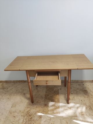 Mesa de madera plegable.