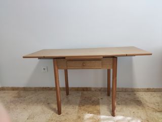 Mesa de madera plegable.