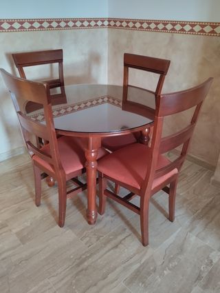Mesa redonda y 4 sillas