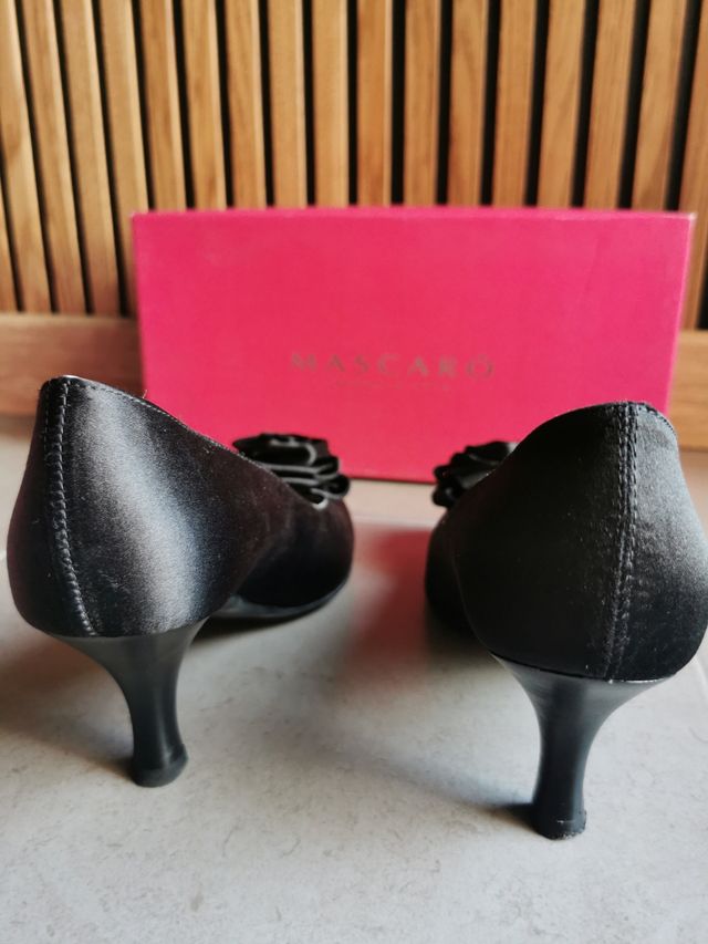 Zapatos de tacón con flor de Mascaró