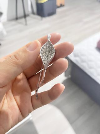 Broche plateado cristales blancos flor 100%nuevo