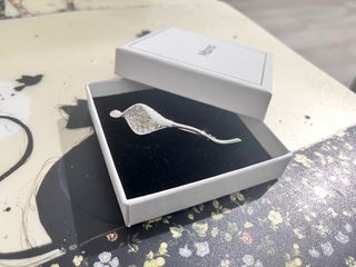 Broche plateado cristales blancos flor 100%nuevo