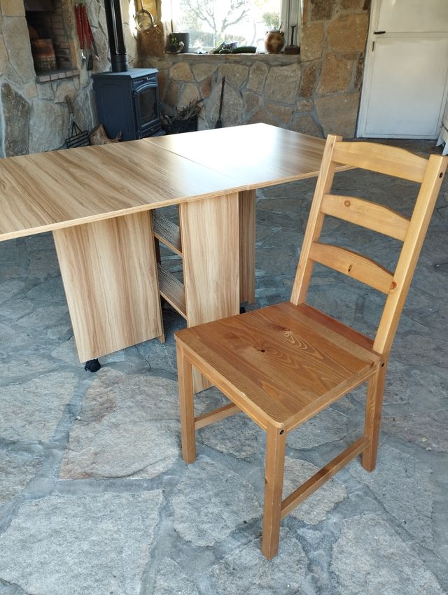 Mesa extensible y 4 sillas madera