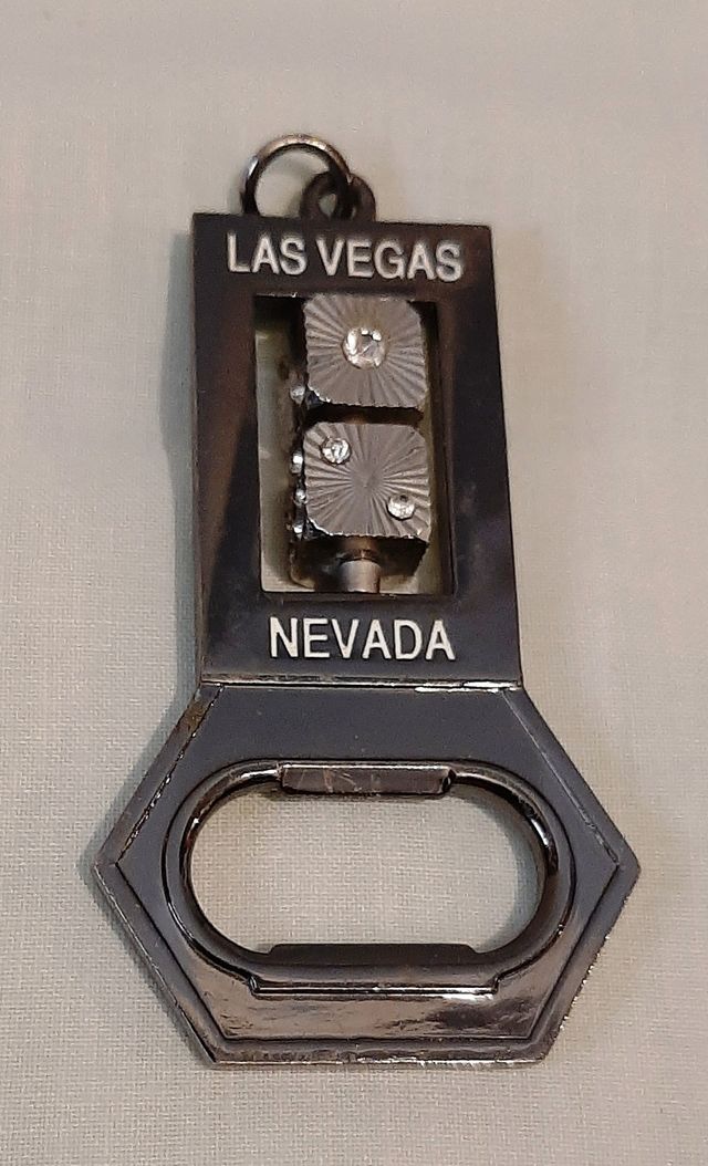 Llavero con abrebotellas de dados giratorios 