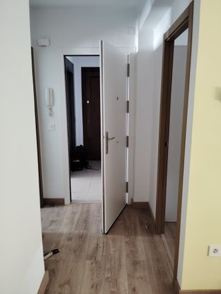 Carpintero instalador de puertas