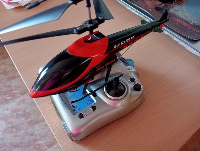 helicóptero teledirigido