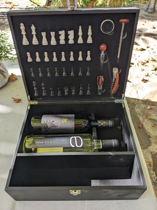 Caja utensilios vino ajedrez.