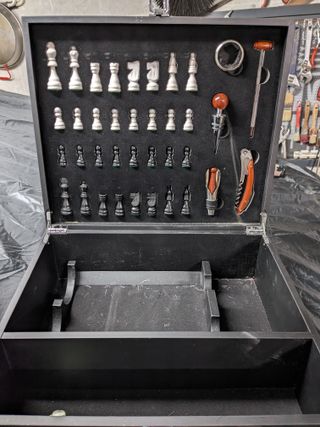 Caja utensilios vino ajedrez.