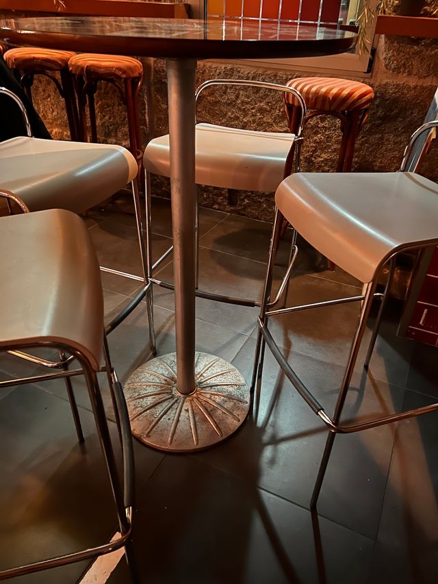 Juego de Mesa Alta con 4 sillas