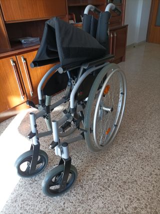 Silla de ruedas plegable para minusválido reposapi
