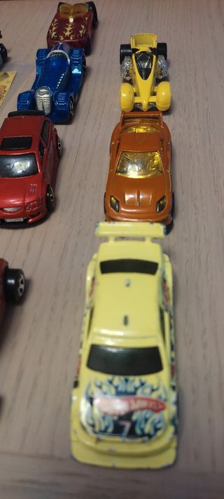 Lote de 11 coches y una moto Hot Wheels.