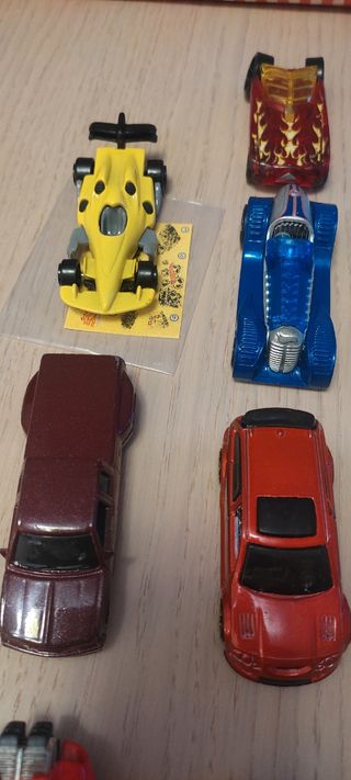 Lote de 11 coches y una moto Hot Wheels.