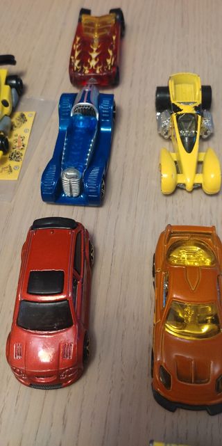 Lote de 11 coches y una moto Hot Wheels.