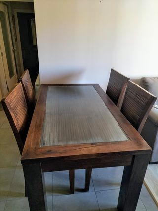 Mesa colonial con sillas