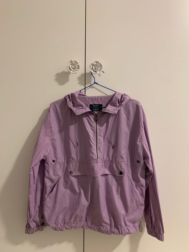 Chubasquero BERSHKA lila con capucha y cremallera