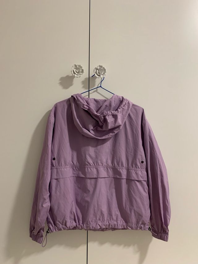 Chubasquero BERSHKA lila con capucha y cremallera