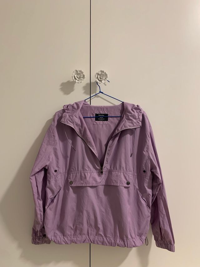 Chubasquero BERSHKA lila con capucha y cremallera