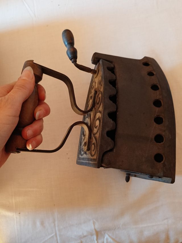 Ferro da stiro vintage in ghisa