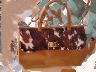 Bolso color cuero con solapa 