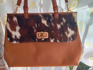 Bolso color cuero con solapa 
