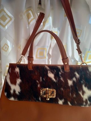 Bolso color cuero con solapa 