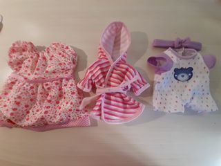 Ropa bebé de juguete
