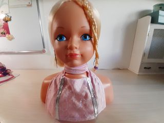 Busto muñeca de juguete