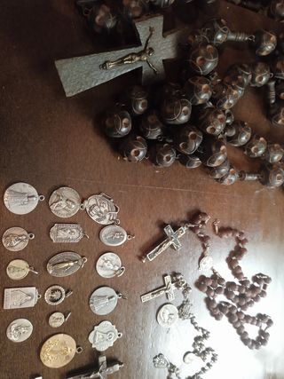 Rosarios y medallas religiosas antiguas