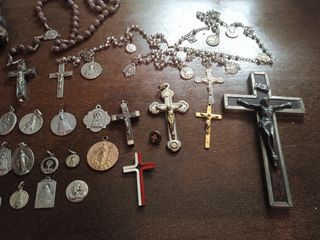Rosarios y medallas religiosas antiguas