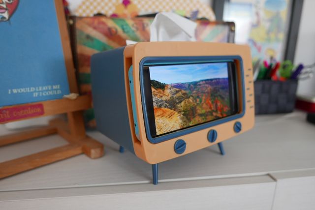 Soporte para móvil TV RETRO