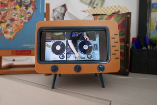 Soporte para móvil TV RETRO