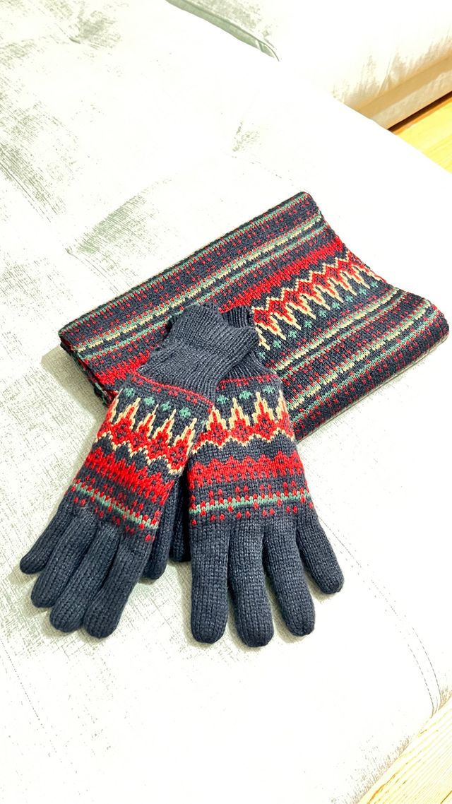 Conjunto de bufanda y guantes