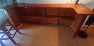 Mueble bar con taburetes