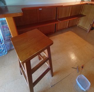 Mueble bar con taburetes